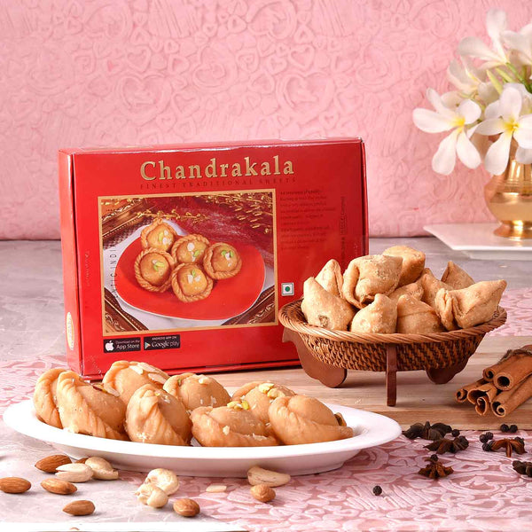 Sweet-Snack Combo Of Chandrakala & Mini Samosa