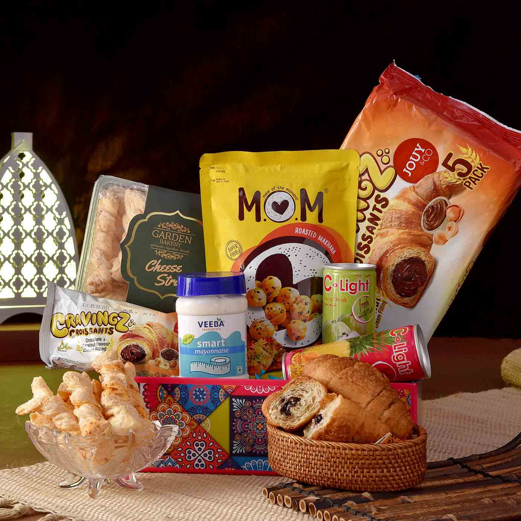 Delightful Hamper With Fruit Drinks, Snack & Tray