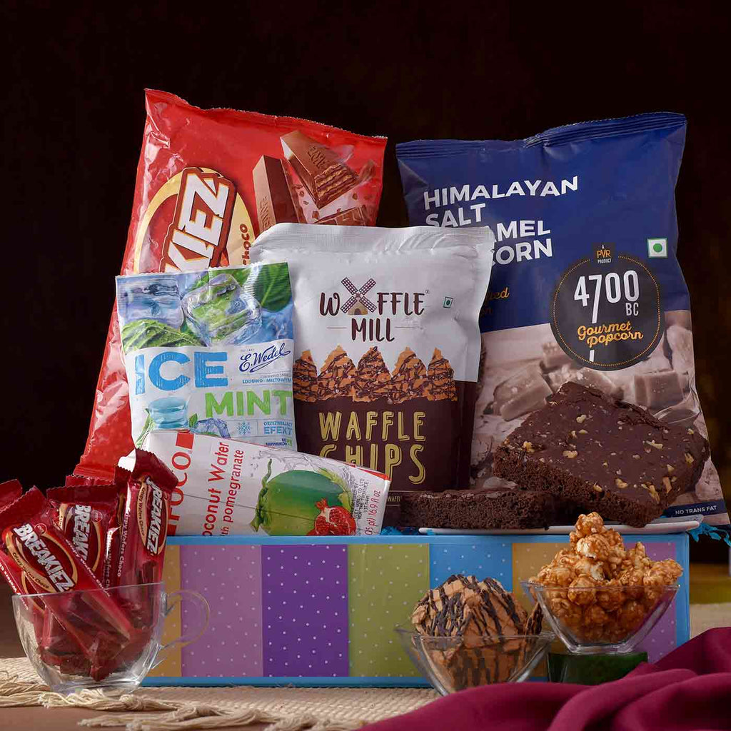 Sumptous Hamper With Crunchy Munches & Tray