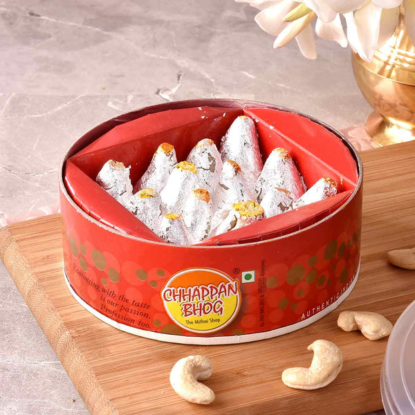 Mouthwatering Hamper Of Pista Diamond Gujiya & Kaju Dalmoth with Vibrant Fragrant Silk Gulal