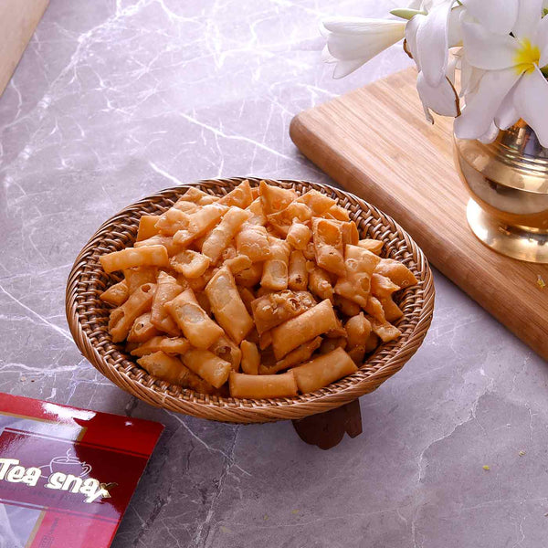 Amazing Combo Of Namakpara & Karachi Halwa With Fragrant Silk Gulal