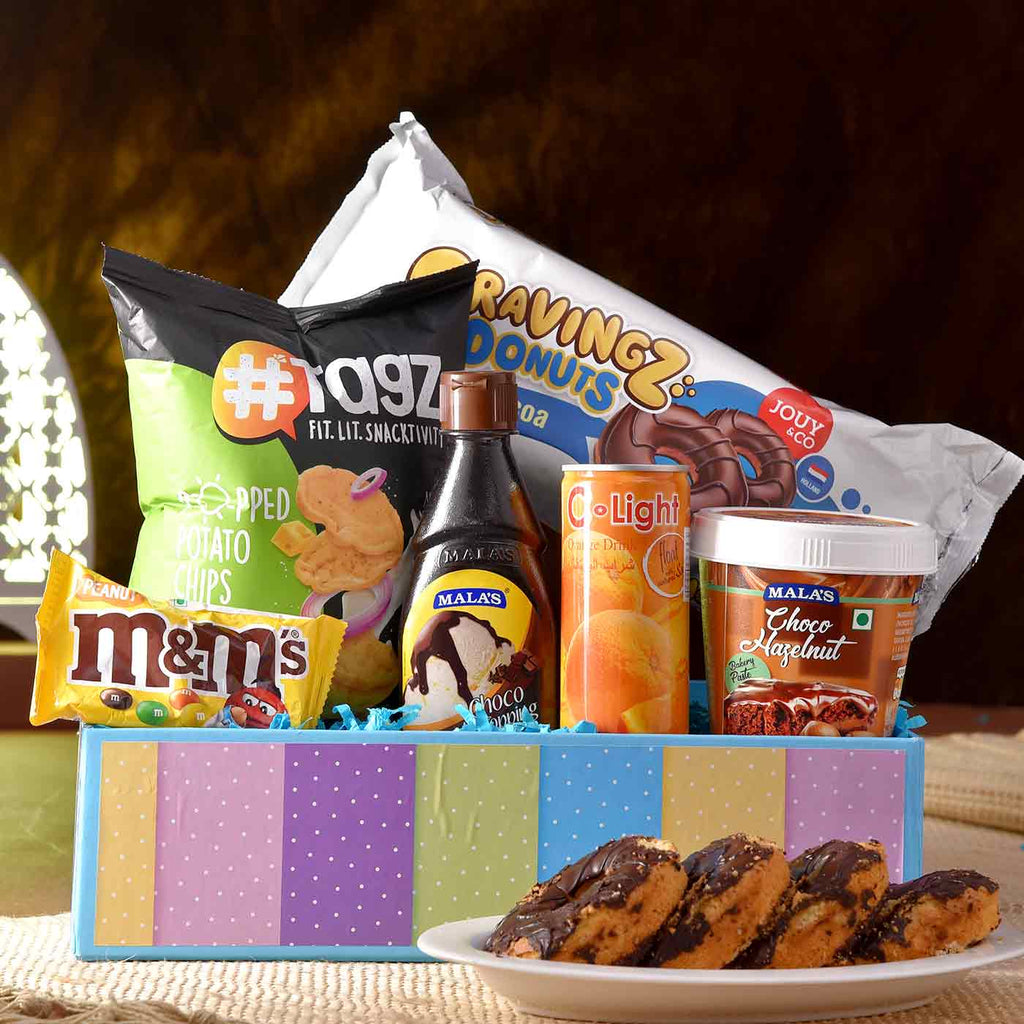 Sensational Hamper Of Munches, Nuts & Tray