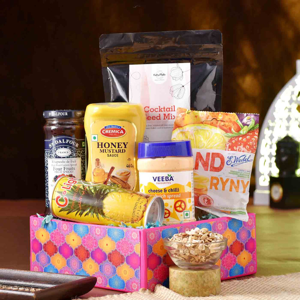 Appetizing Hamper With Drinks, Savouries & Tray